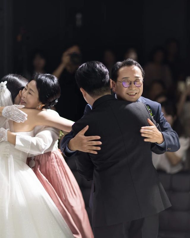 본식스냅 추천 부모님과 포옹하는 신부