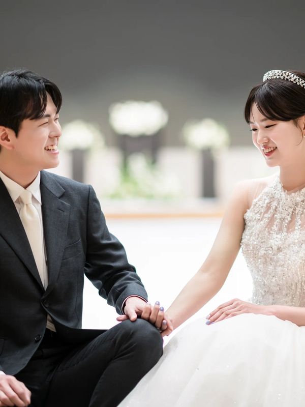 본식스냅 추천 서로 마주 보며 웃는 신랑신부