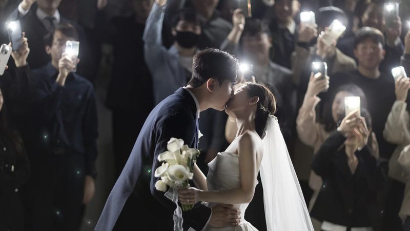 본식스냅 추천 하객 휴대폰 불빛 속 신랑신부 키스