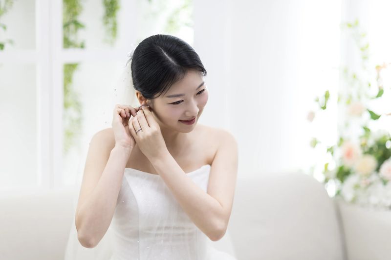 신부대기실 스냅 귀걸이를 매만지는 신부