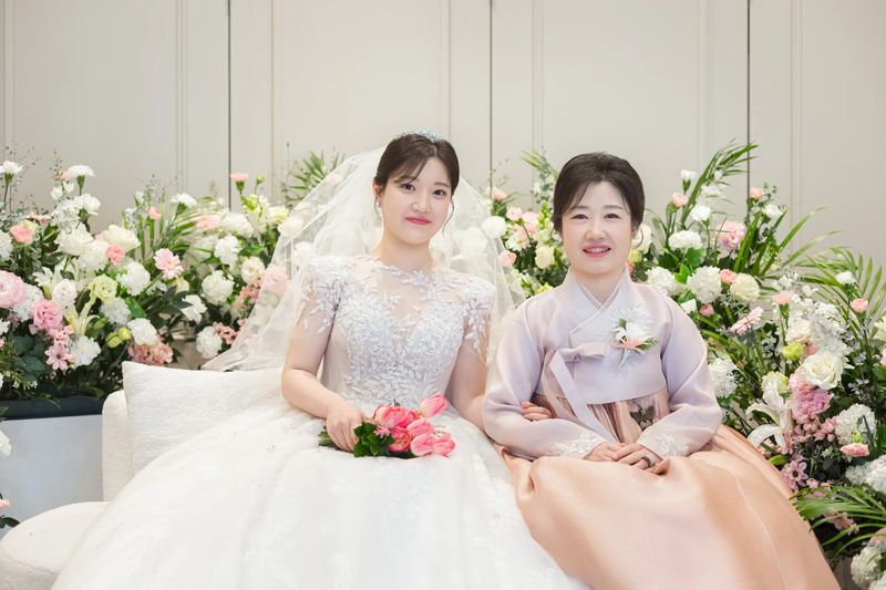신부대기실 스냅 신부대기실 친구와 나란히 앉은 신부