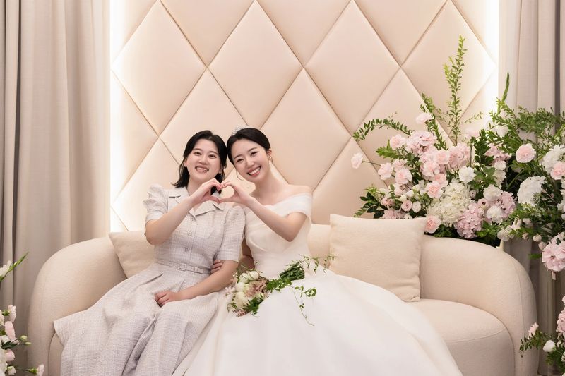 신부대기실 스냅 친구와 하트 포즈를 한 신부