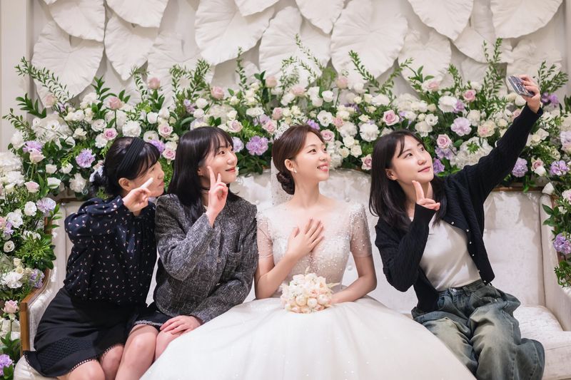 신부대기실 스냅 소파에서 친구들과 셀카