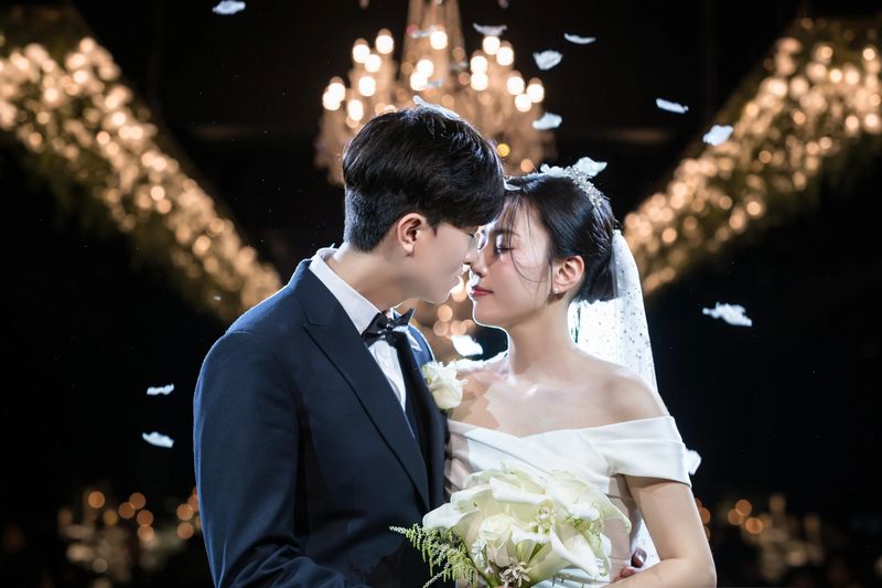 강남 결혼식스냅 세인트메리엘 샹들리에 아래 신랑신부
