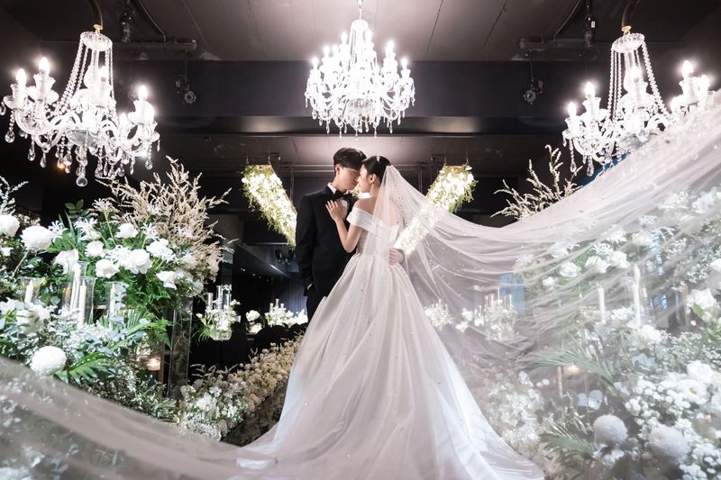 강남 결혼식스냅 세인트메리엘 샹들리에 아래 베일 날리는 신부