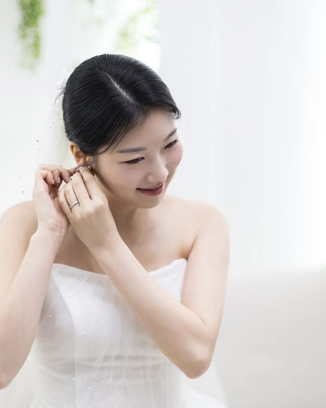 결혼식 아이폰스냅 귀걸이를 매만지는 신부