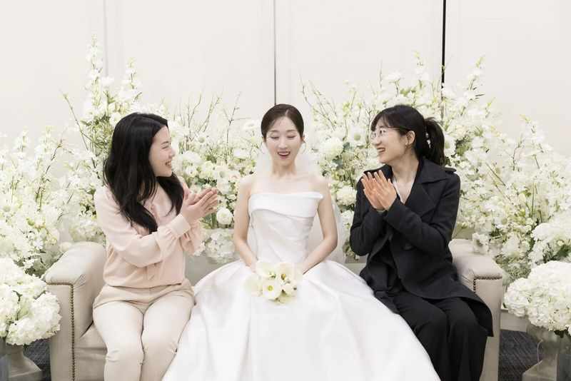 결혼식 아이폰스냅 신부대기실 소파에서 친구들과