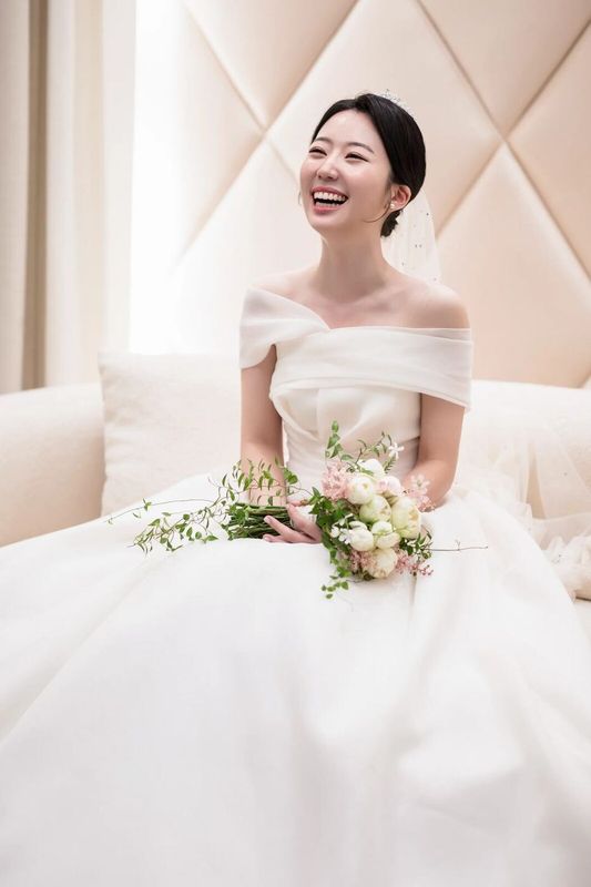 결혼식 아이폰스냅 신부대기실 소파에서 웃는 신부