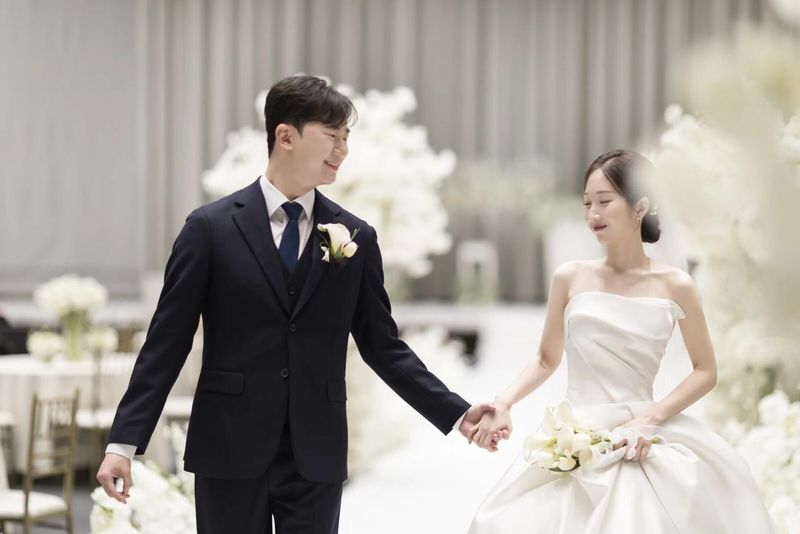 결혼식 아이폰스냅 손잡고 걷는 신랑신부