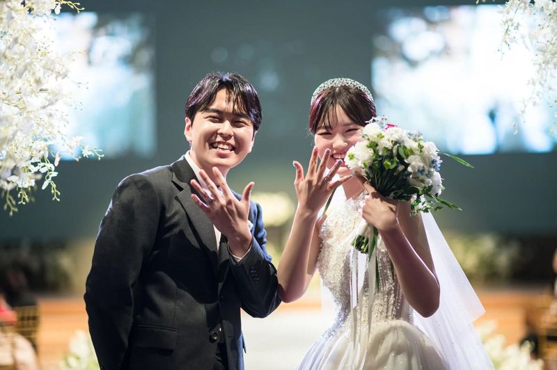 결혼식 아이폰스냅 하객에게 손 흔드는 신랑신부