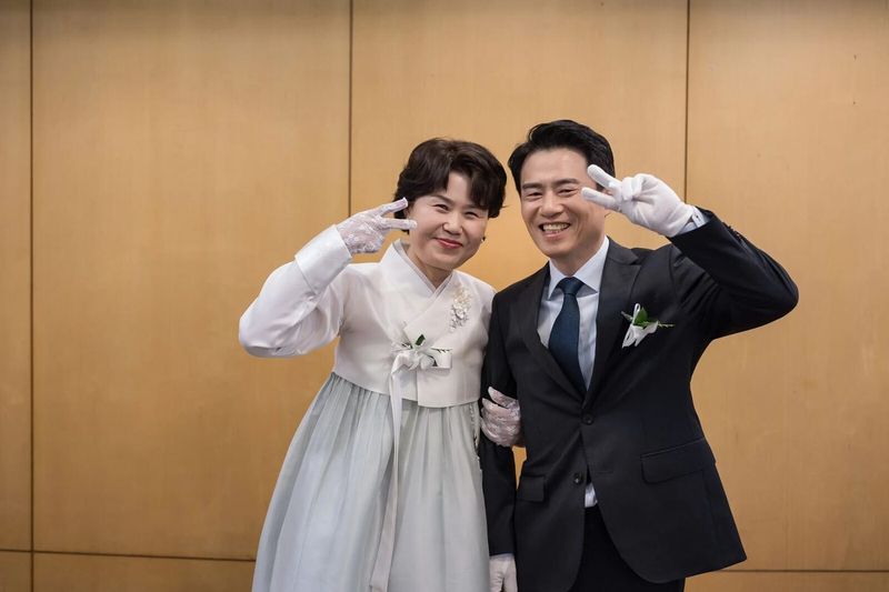 결혼식 아이폰스냅 브이 포즈를 한 혼주와 신랑