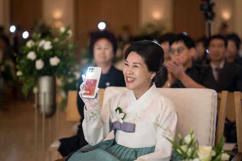 결혼식 아이폰스냅 휴대폰으로 사진 찍는 혼주 어머니