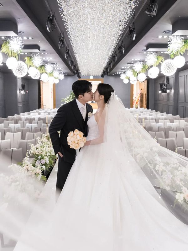 서울 결혼식스냅 크리스탈 장식 홀 키스