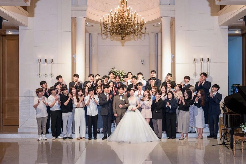 결혼식스냅 가격 샹들리에 홀 하객 단체사진