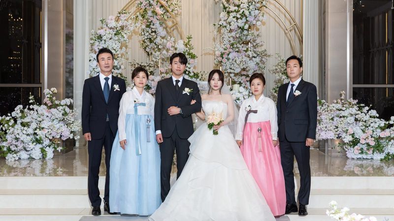 결혼식스냅 가격 단상 위 양가 가족 원판