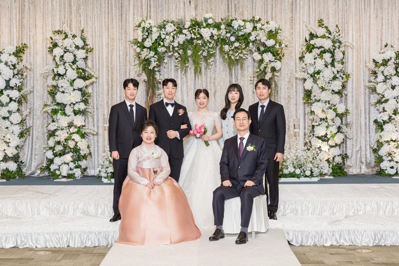 결혼식스냅 가격 단상 위 양가 부모님과 원판