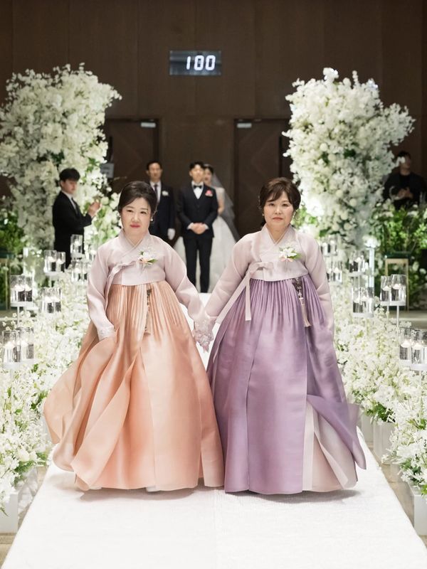 결혼식스냅 가격 한복 입고 입장하는 양가 어머니