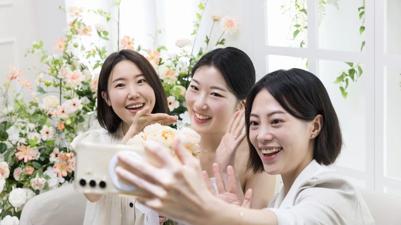 결혼식스냅 상담 신부대기실 친구들과 셀카