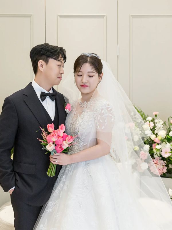 결혼식스냅 상담 분홍 부케를 든 신랑신부