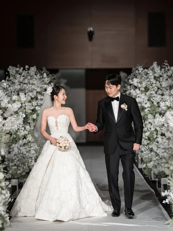결혼식스냅 상담 꽃 버진로드 위 신랑신부