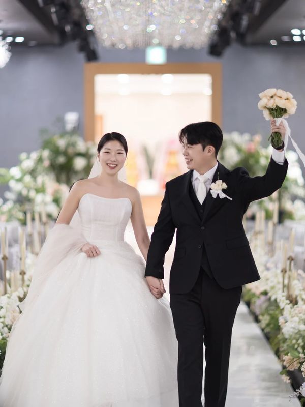 결혼식스냅 상담 부케를 들어 올린 신랑