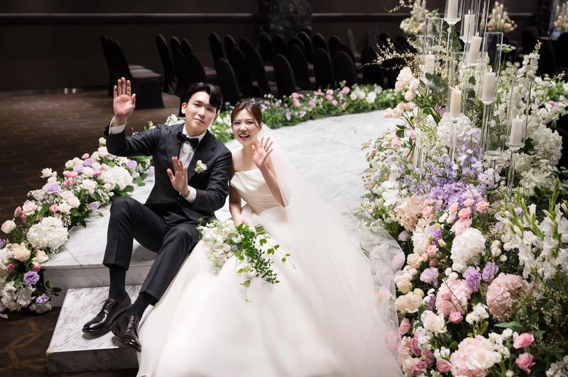 결혼식스냅 가이드 크리스탈 장식 단상의 신랑신부