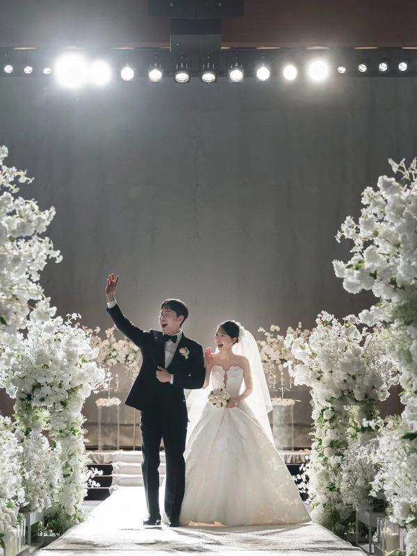 결혼식 영상촬영 환호하며 퇴장하는 신랑신부