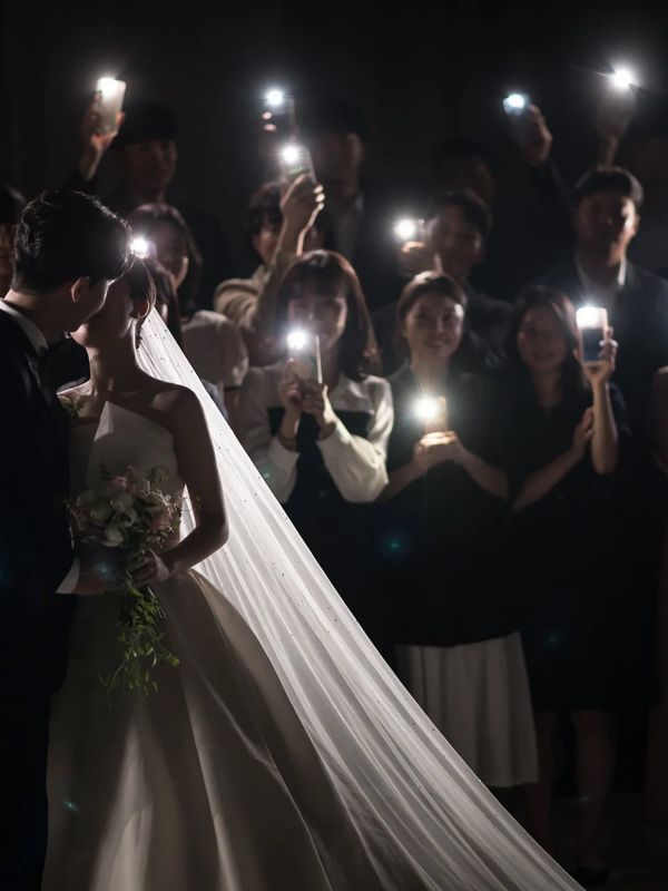 결혼식 영상촬영 휴대폰 불빛 속 신부 베일