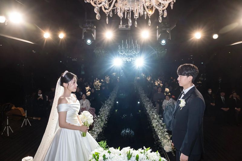 결혼식 영상촬영 무대 조명 앞 신랑신부